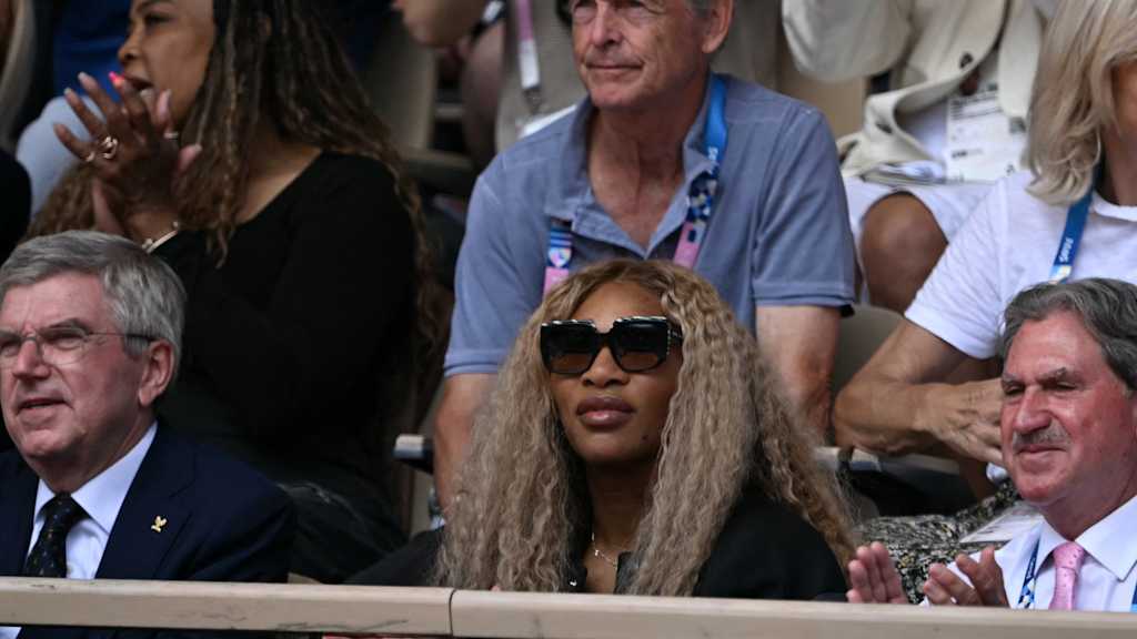 Serena Williams in the front row now as Novak Djokovic and Carlos Alcaraz play for Olympic gold